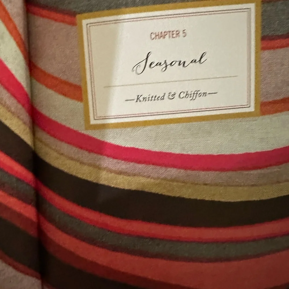 HOW to TIE a SCARF BOOK. Detailed pictures of 33 styles. Hermès ribbon bookmark. - Picture 7 of 14